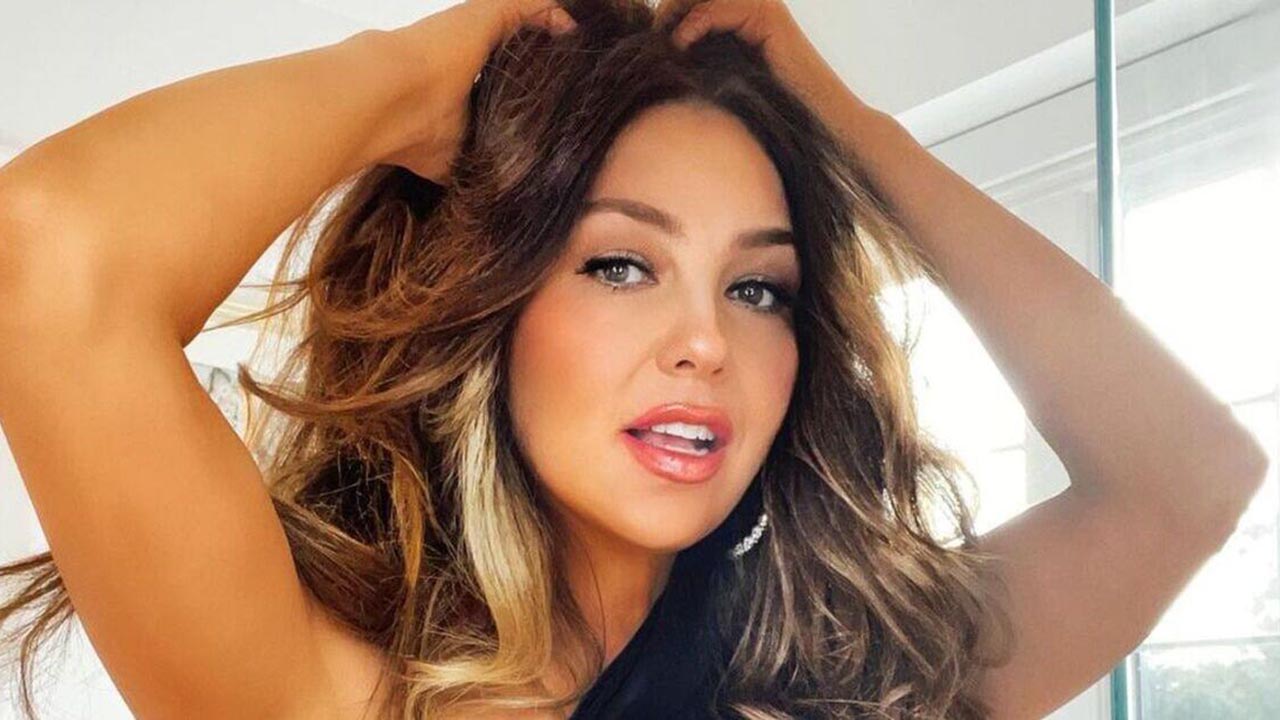 Mexicana Thalia aposta em look excêntrico e vira assunto nas redes sociais