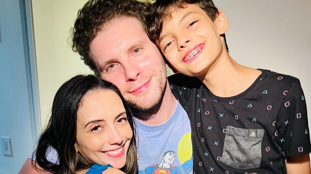 Thiago Fragoso presta homenagem no aniversário da esposa e do filho: ”Amo vocês”
