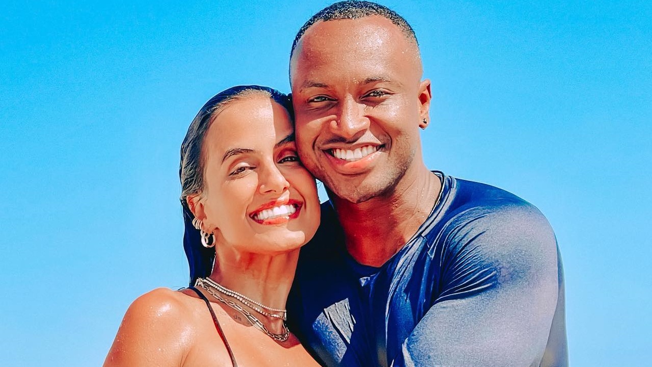 Thiaguinho posta primeira foto com Carol Peixinho e fãs vibram: ”Casal lindo”
