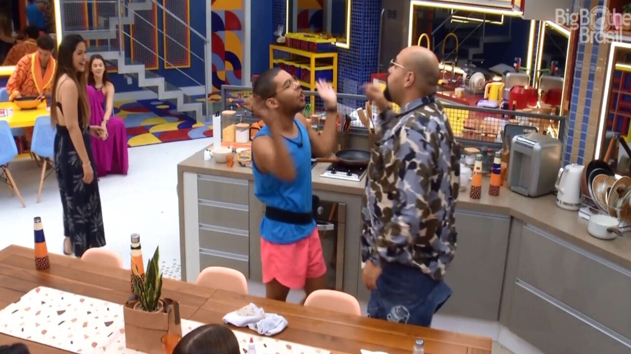BBB 22: Tiago Abravanel e Vinicius ”brigam” por comida e assustam brothers