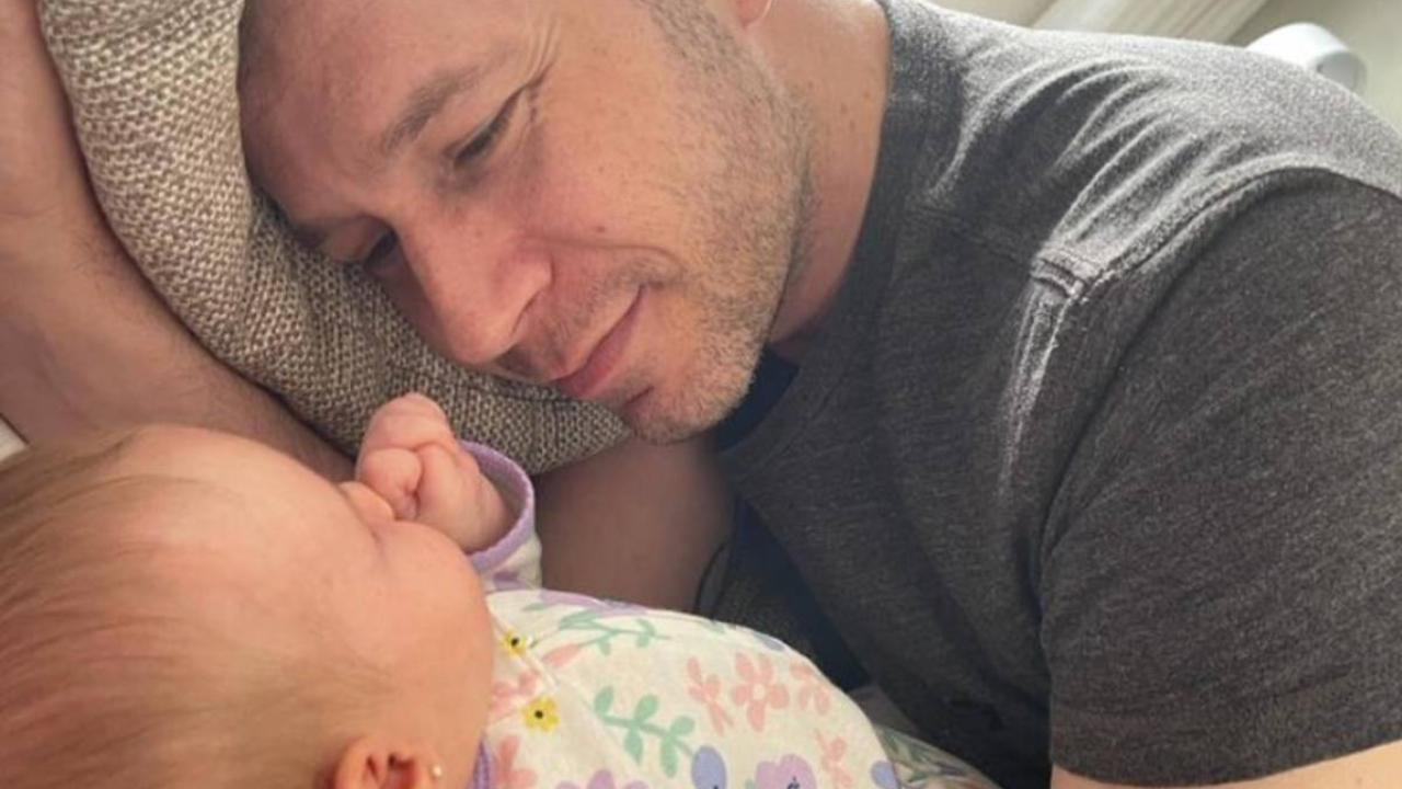 Filha de Tiago Leifert ganha versão mini do roupão do líder do BBB