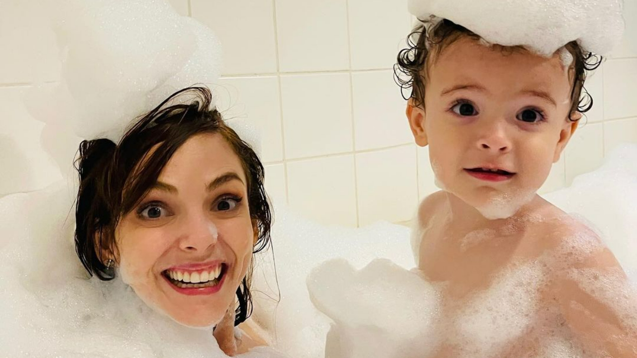 Titi Müller se diverte com o filho, Benjamin, durante banho de espuma: ”Marshmallow de amor”