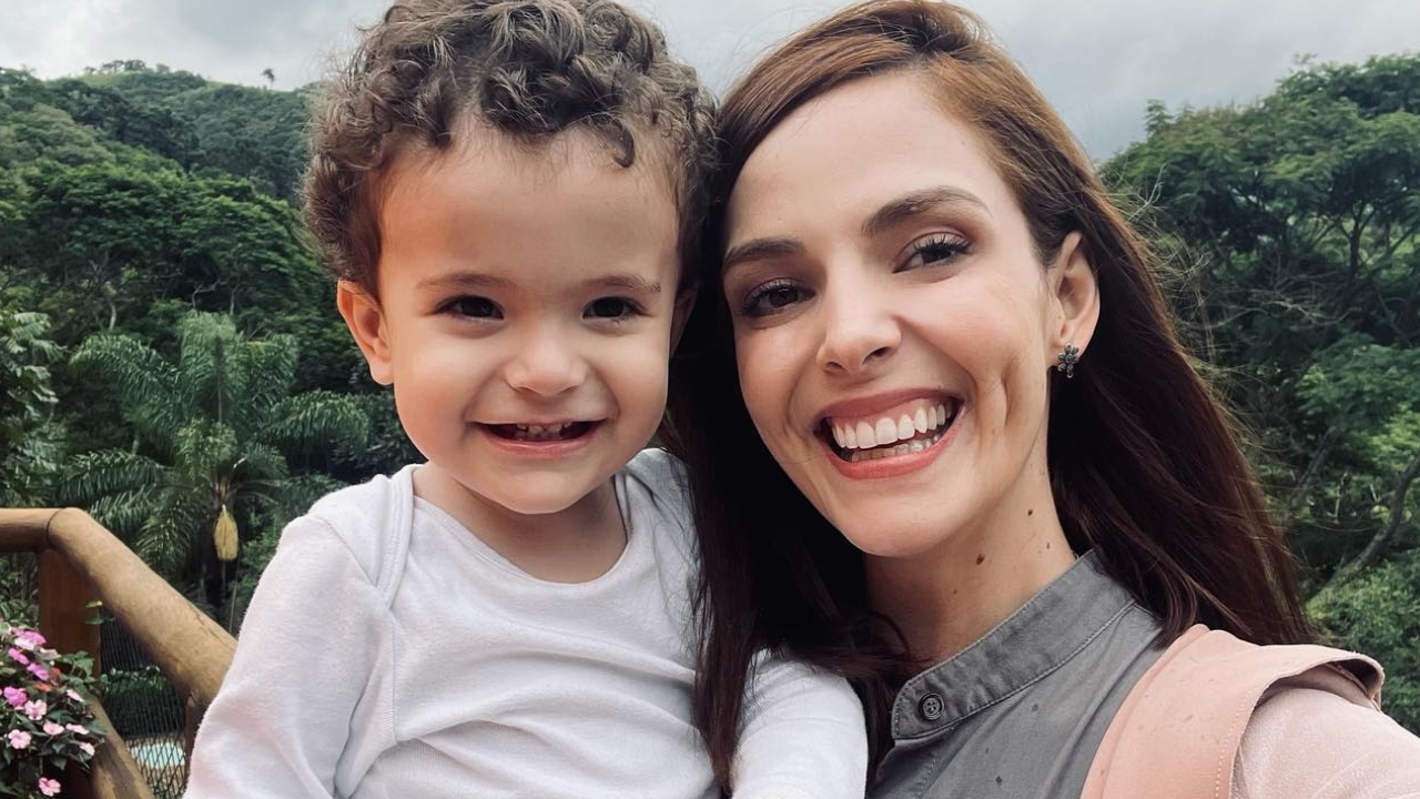 Titi Müller registra primeira aula de natação do filho: ”Meu sereinho”