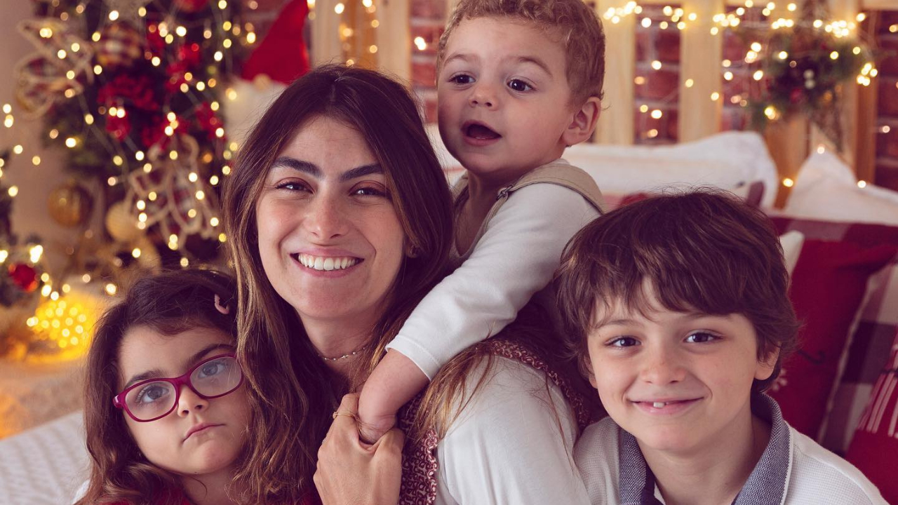 Mariana Uhlmann mostra momentos especiais com os filhos e brinca: ”Acho que não sabem meu nome”