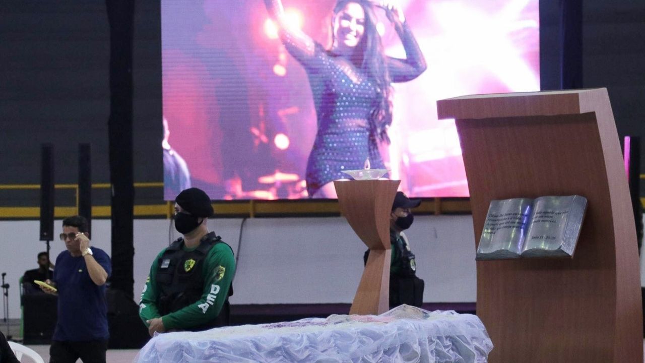 Com a presença de fãs, familiares e amigos, corpo de Paulinha Abelha é velado em Sergipe