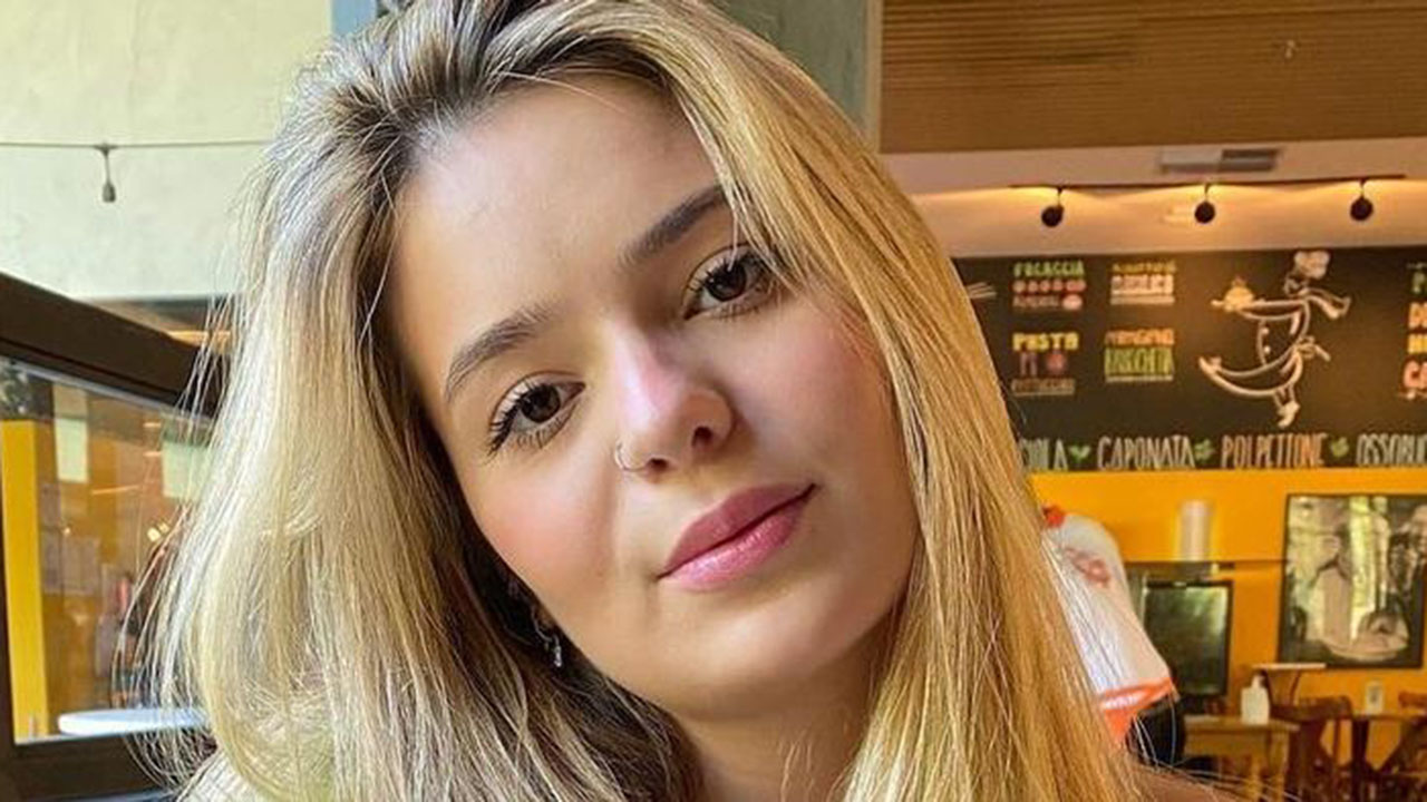 Viih Tube se bronzeia e chama atenção com marquinhas sensuais