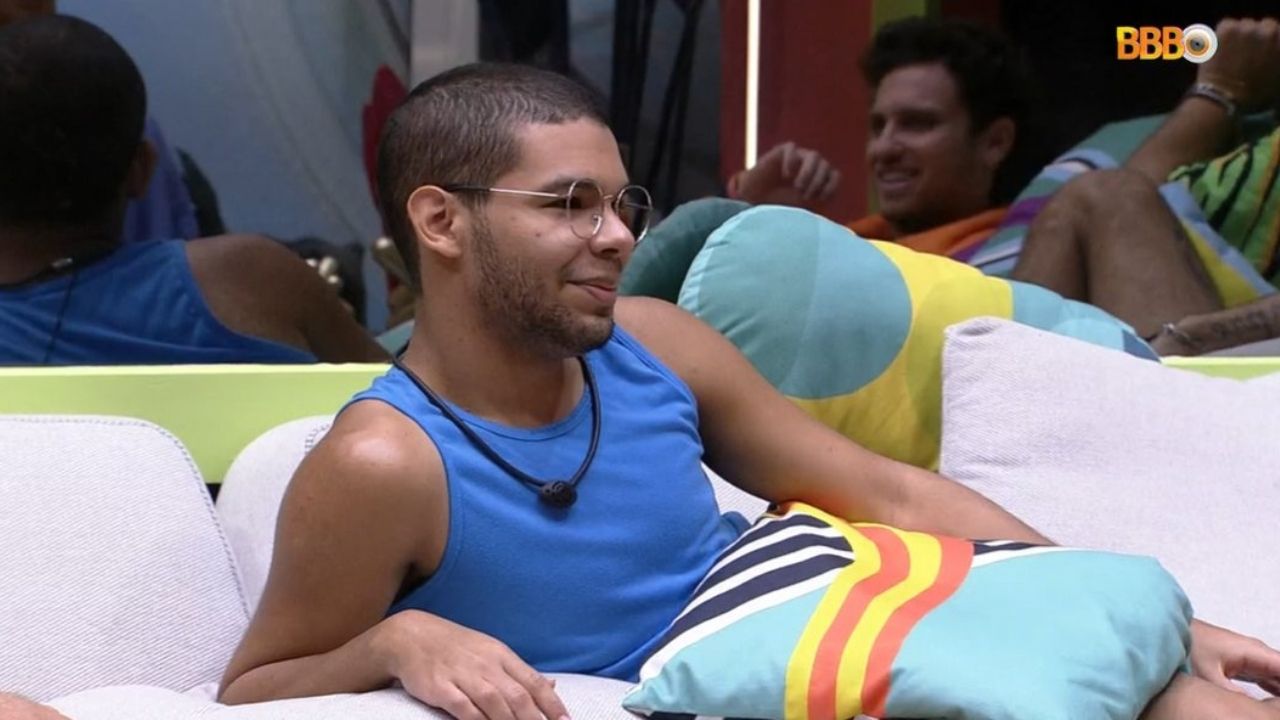 BBB 22: Vinny vê Natália e Eliezer na cama e brinca: “Já imagino à noite”