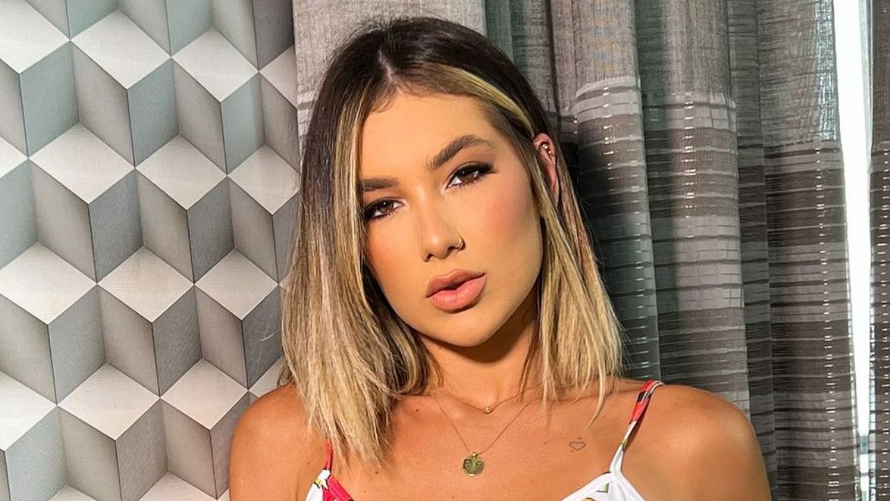 De top e shortinho, Virginia Fonseca ostenta shape trincado em frente ao espelho na casa nova: ”Que mulher!”