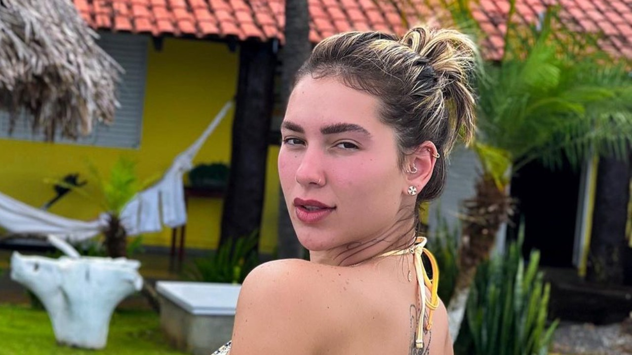 De biquíni fio dental, Virginia Fonseca empina o bumbum em jet ski: ”Perfeita demais”