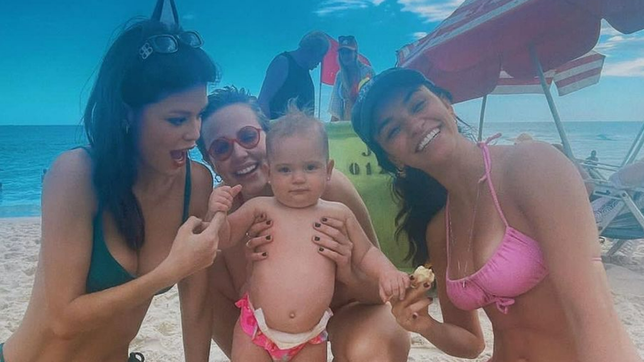 Vitória Strada e Marcella Rica curtem dia de praia com Talita Younan e a filha, Isabel: ”Surra de fofura”
