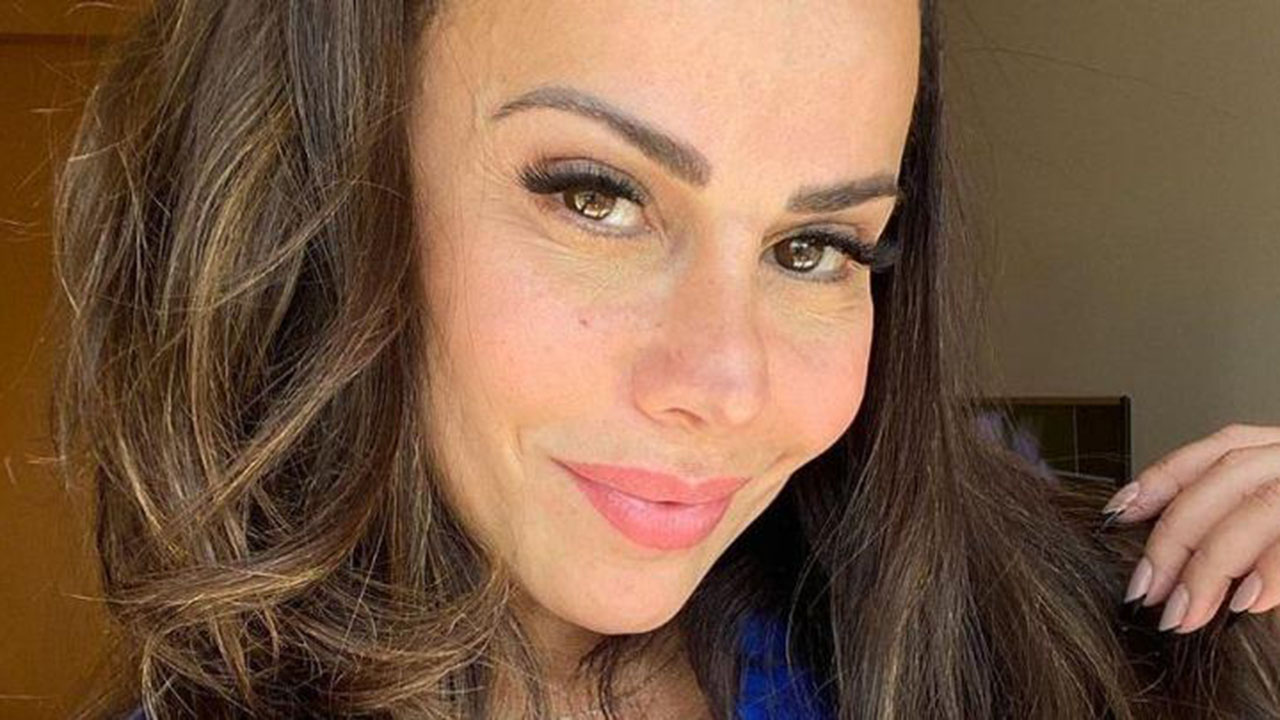 Viviane Araújo ostenta corpo sarado com look ousado de Carnaval