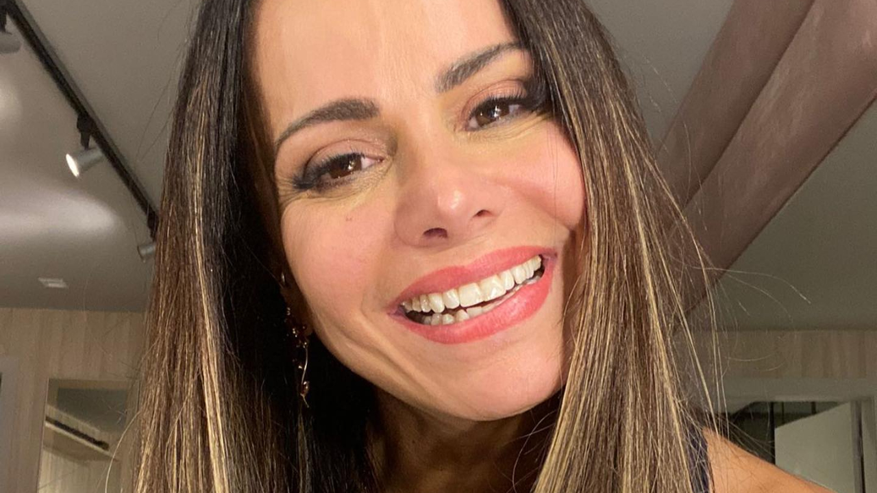 Grávida, Viviane Araujo recebe homenagem durante ensaio na Salgueiro