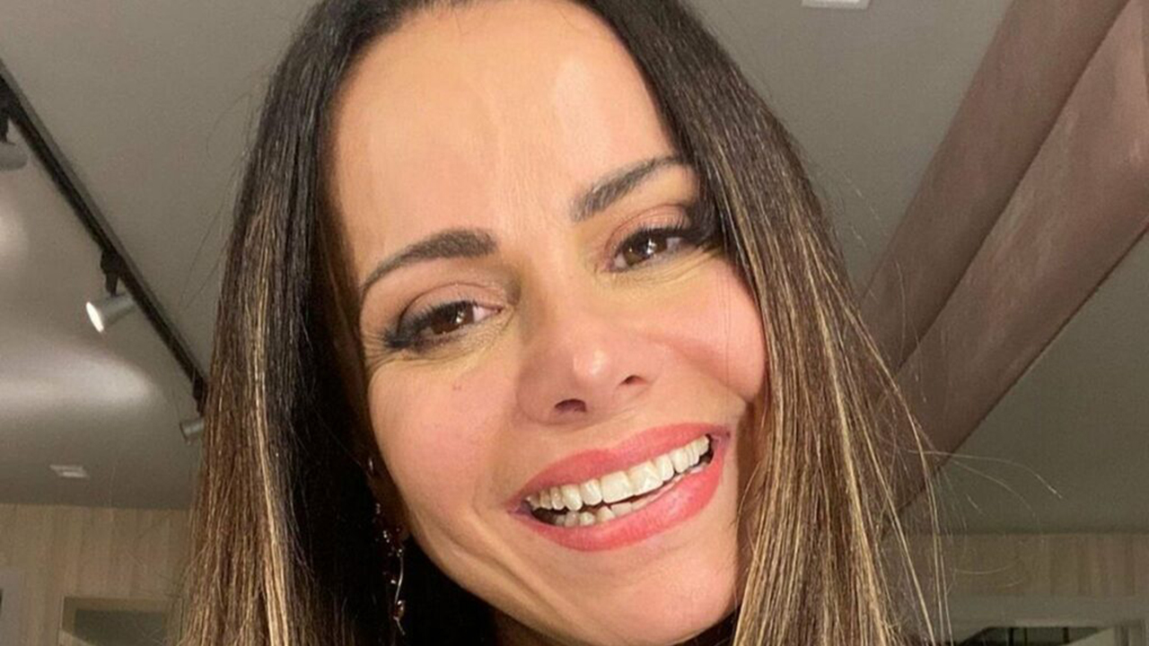 Grávida, Viviane Araújo samba com fantasia provocante ao lado do Salgueiro