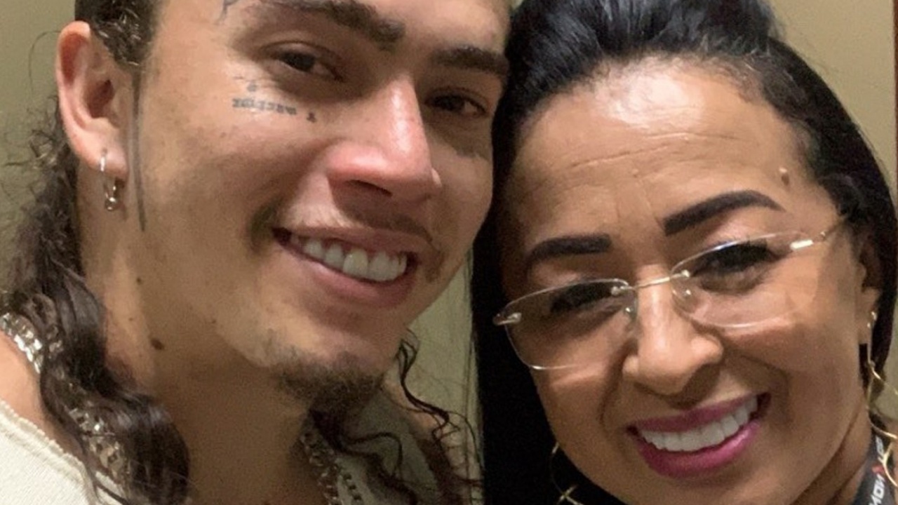 Após falar mal das ex-noras, mãe de Whindersson Nunes pede desculpas
