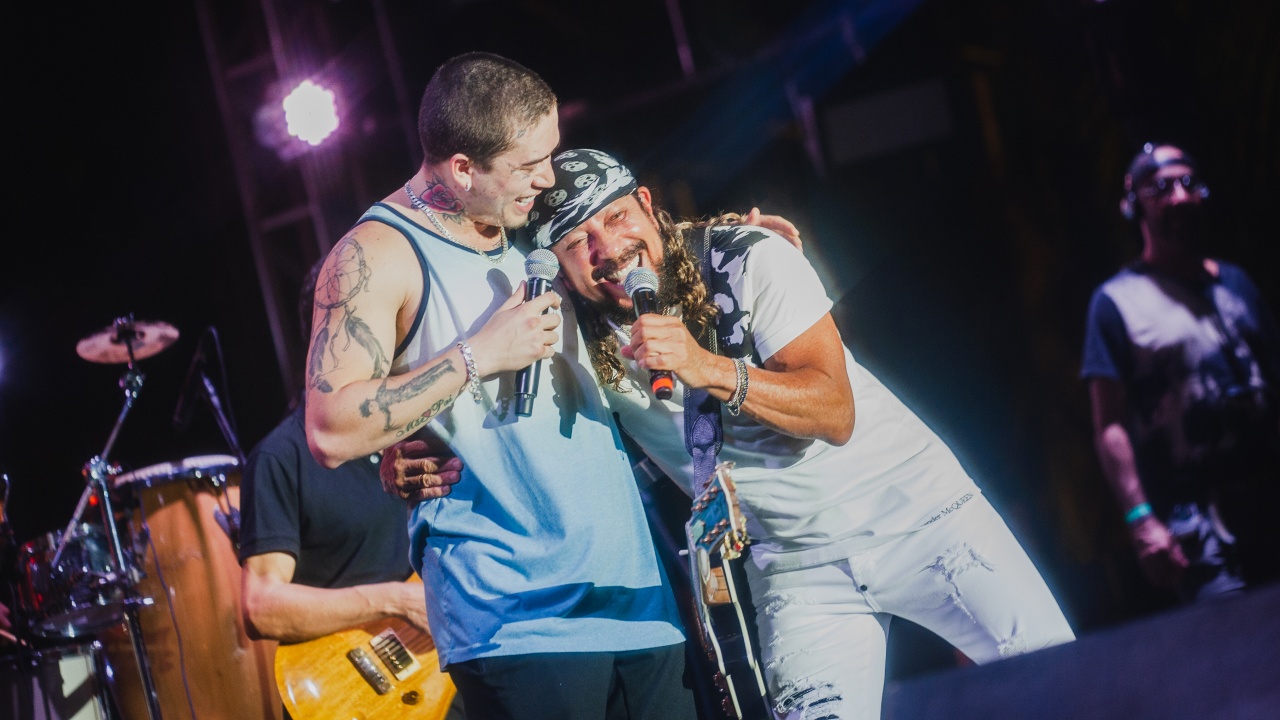 Whindersson Nunes marca presença em show de Bell Marques na praia de Pipa