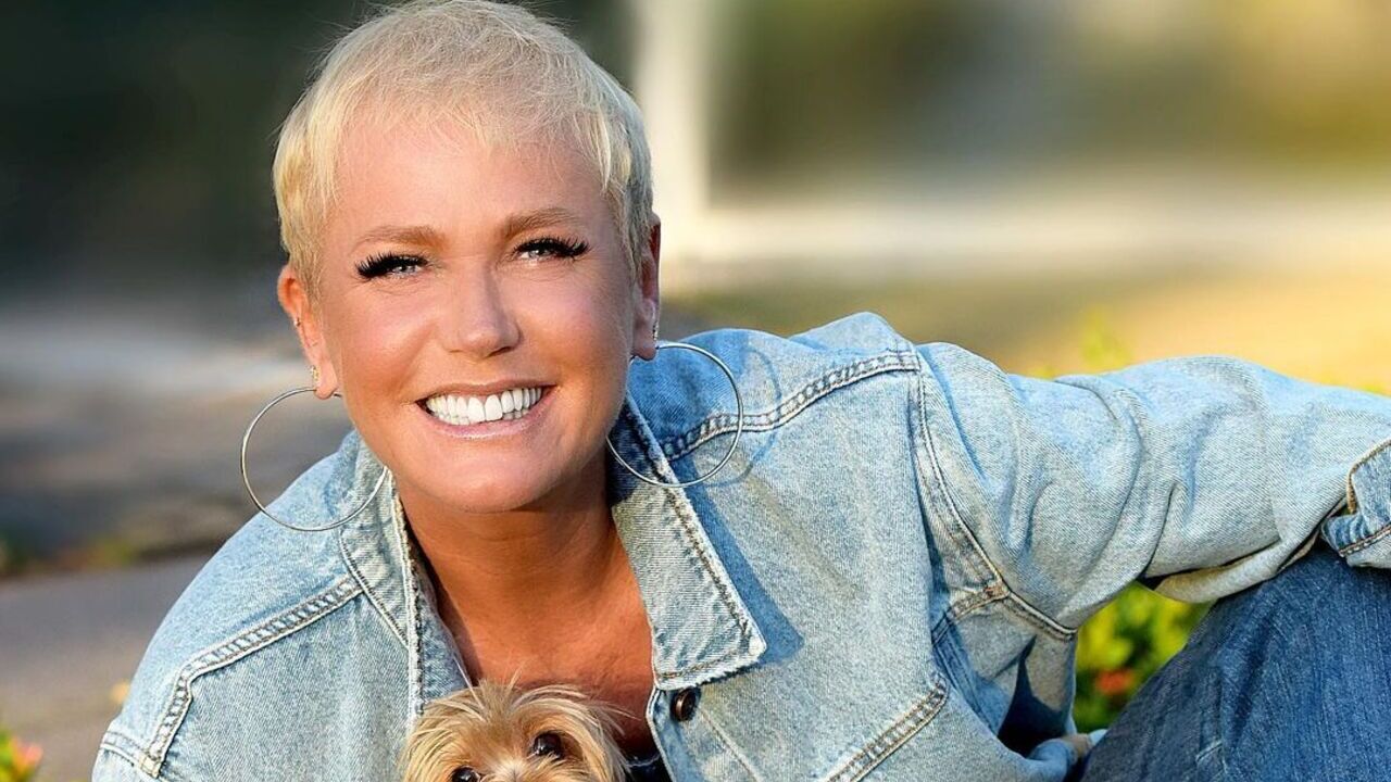Gente como a gente! Xuxa Meneghel escala portão de aeroporto e come goiaba do pé