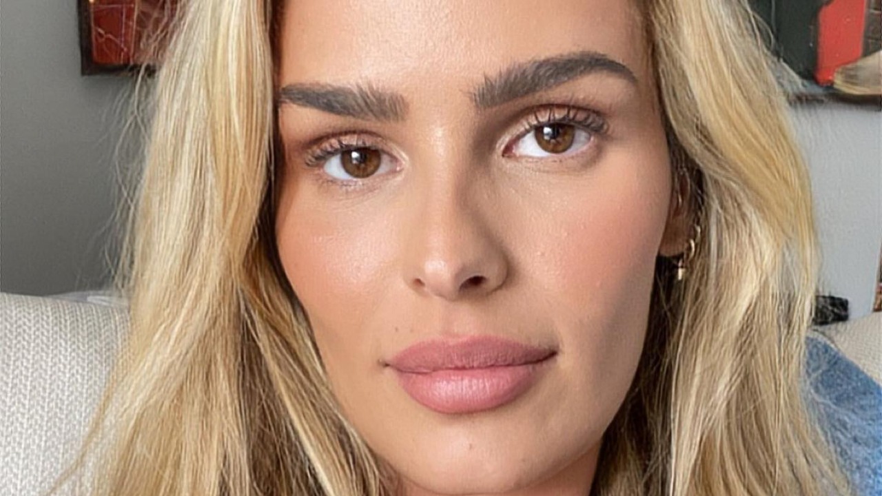 Combinando biquíni com tênis, Yasmin Brunet exibe barriga sarada e chama atenção da web: ”Sereia”