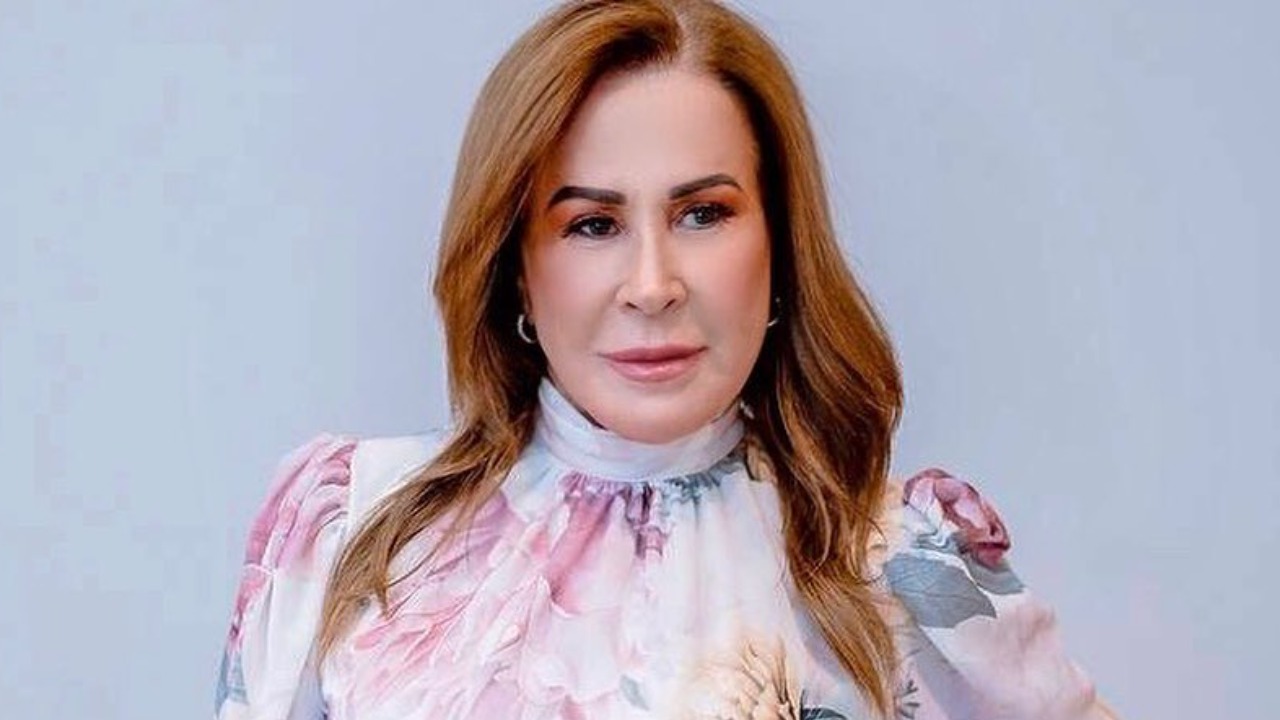 Zilu Camargo aposta em vestido com fenda para show e esbanja beleza