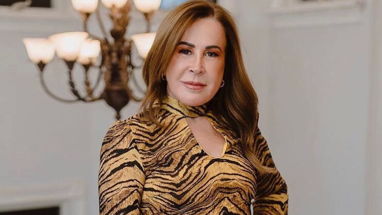 Com o namorado, Zilu Camargo surge luxuosa em evento de gala