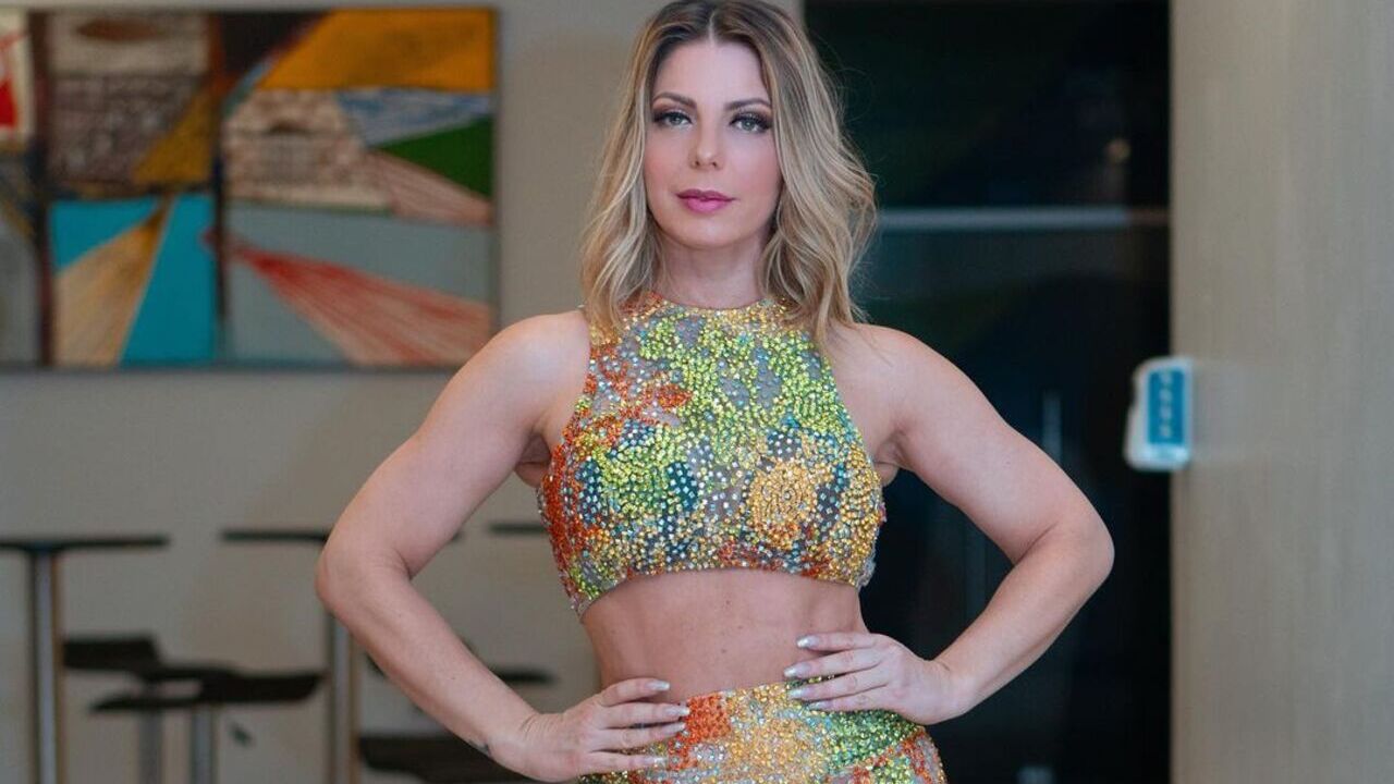 De camisola, Sheila Mello surge arrasadora na cama e arranca suspiros
