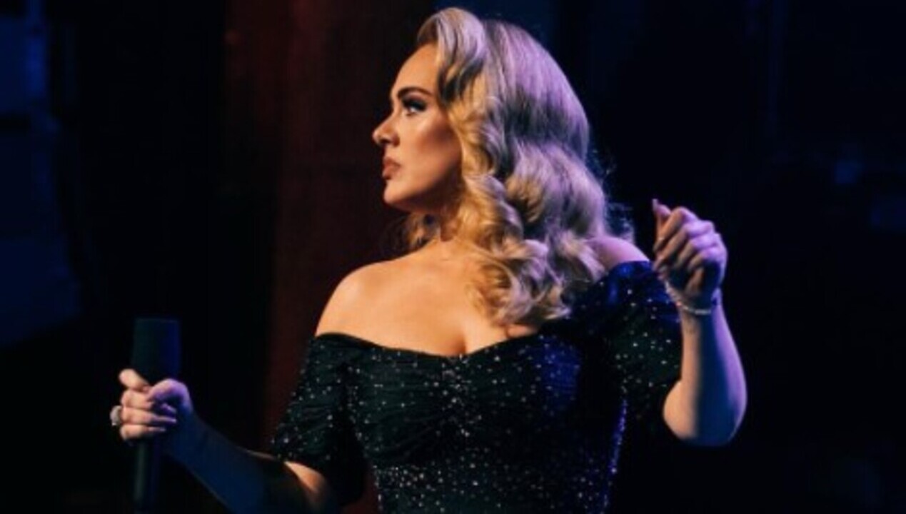 Adele chora ao anunciar em vídeo que seu show em Las Vegas não está pronto e que datas terão que sofrer alterações