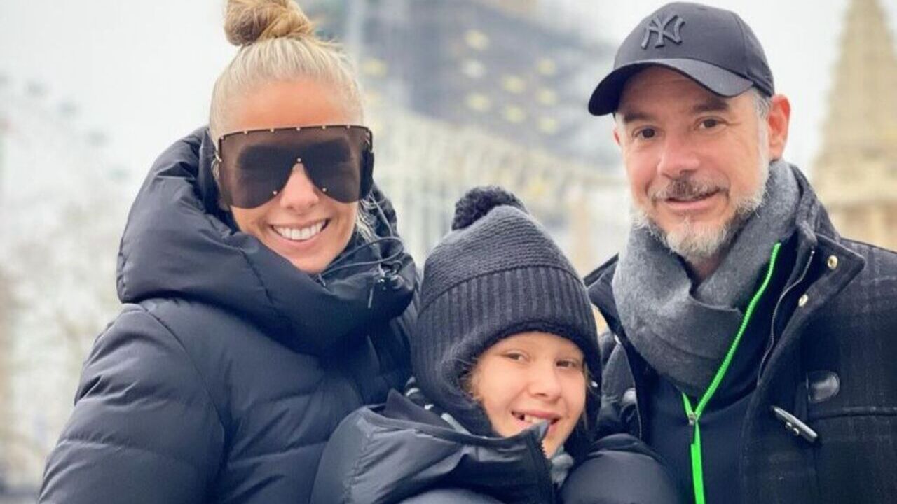 Novo destino! Adriane Galisteu curte o inverno de Londres ao lado da família