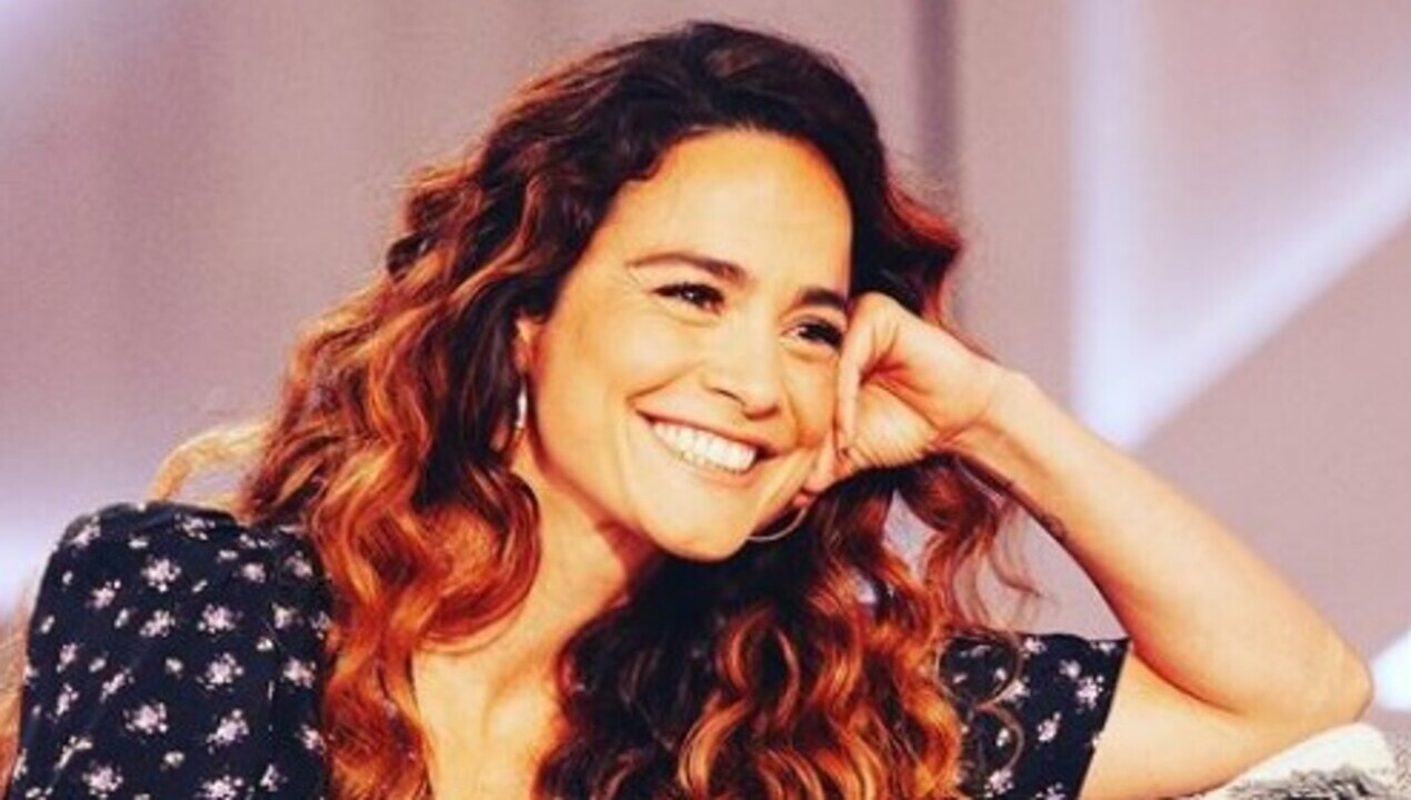 Alice Braga aparece andando de moto em vídeo nos bastidores do filme Eduardo e Mônica