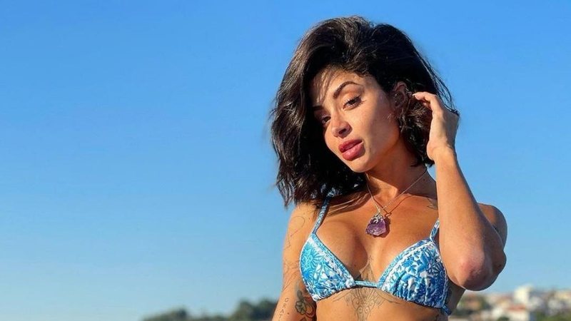 Aline Campos, ex-Riscado, exibe corpão sarado em ensaio debaixo d’água e web destaca: ”Ballet aquático”