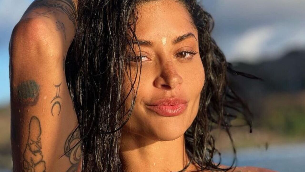 De costas, Aline Campos exibe corpo escultural ao posar de fio dental em Noronha