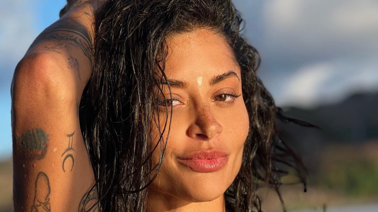 De biquíni vermelho, Aline Campos arranca elogios ao mostrar corpaço em passeio de barco: ”Belíssima”