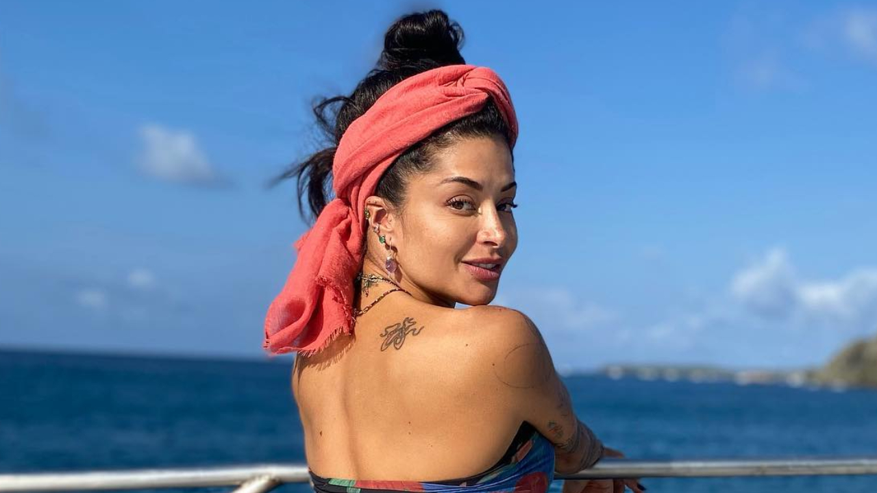 Aline Campos exibe corpão ao fazer yoga em prancha de stand up paddle