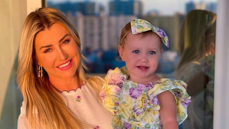 Ana Paula Siebert esbanja estilo em clique com a filha, Vicky, em Miami: ”Que dupla linda”