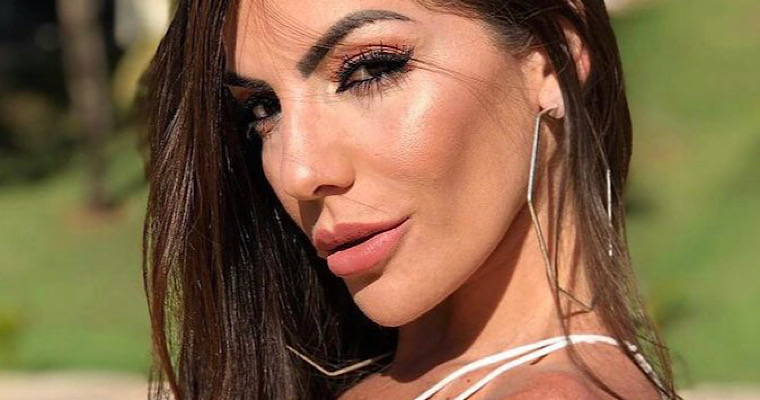 Ex-BBB Anamara surge com look curtíssimo e abdômen trincado se destaca!