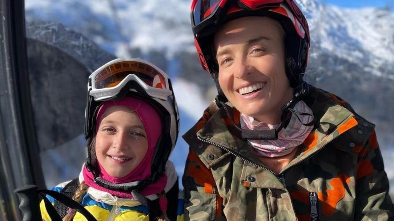 De férias, Angélica passa o dia esquiando ao lado da filha, Eva