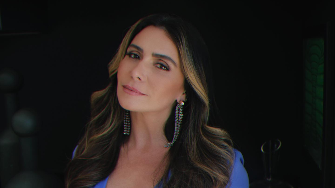 Giovanna Antonelli esbanja beleza ao posar em praia em Fernando de Noronha