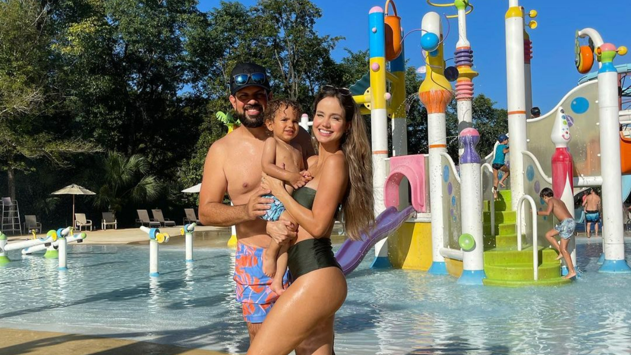 Biah Rodrigues aproveita dia ensolarado em parque aquático na companhia da família