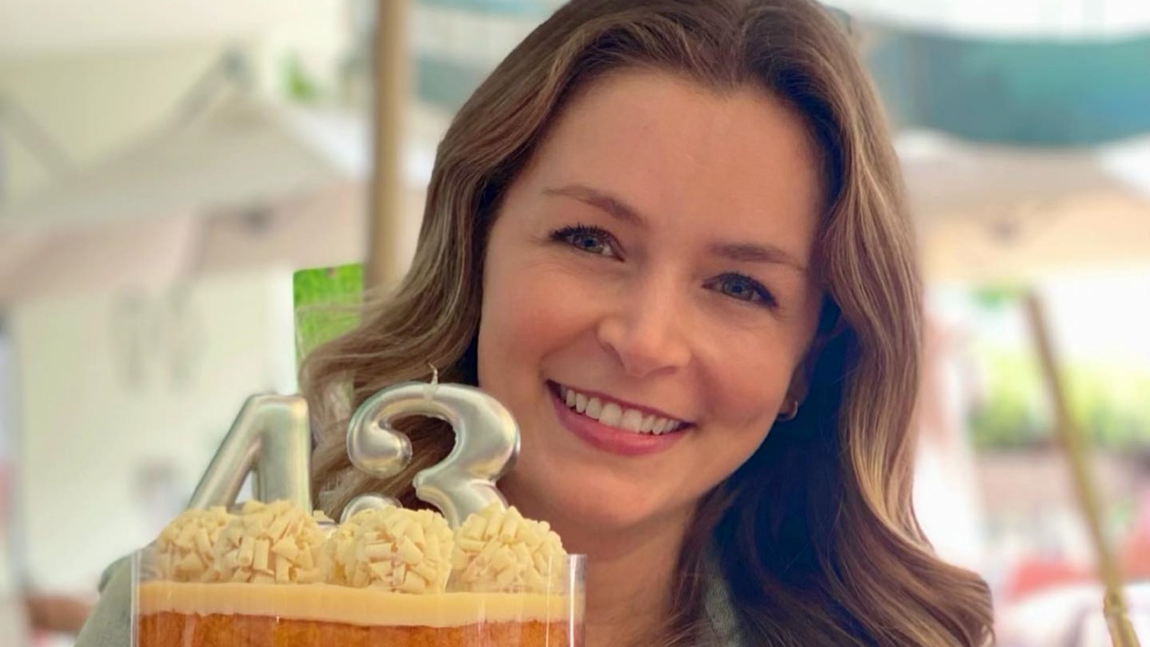 Bianca Castanho completa 43 anos e faz reflexão: ”Continuo tentando melhorar”