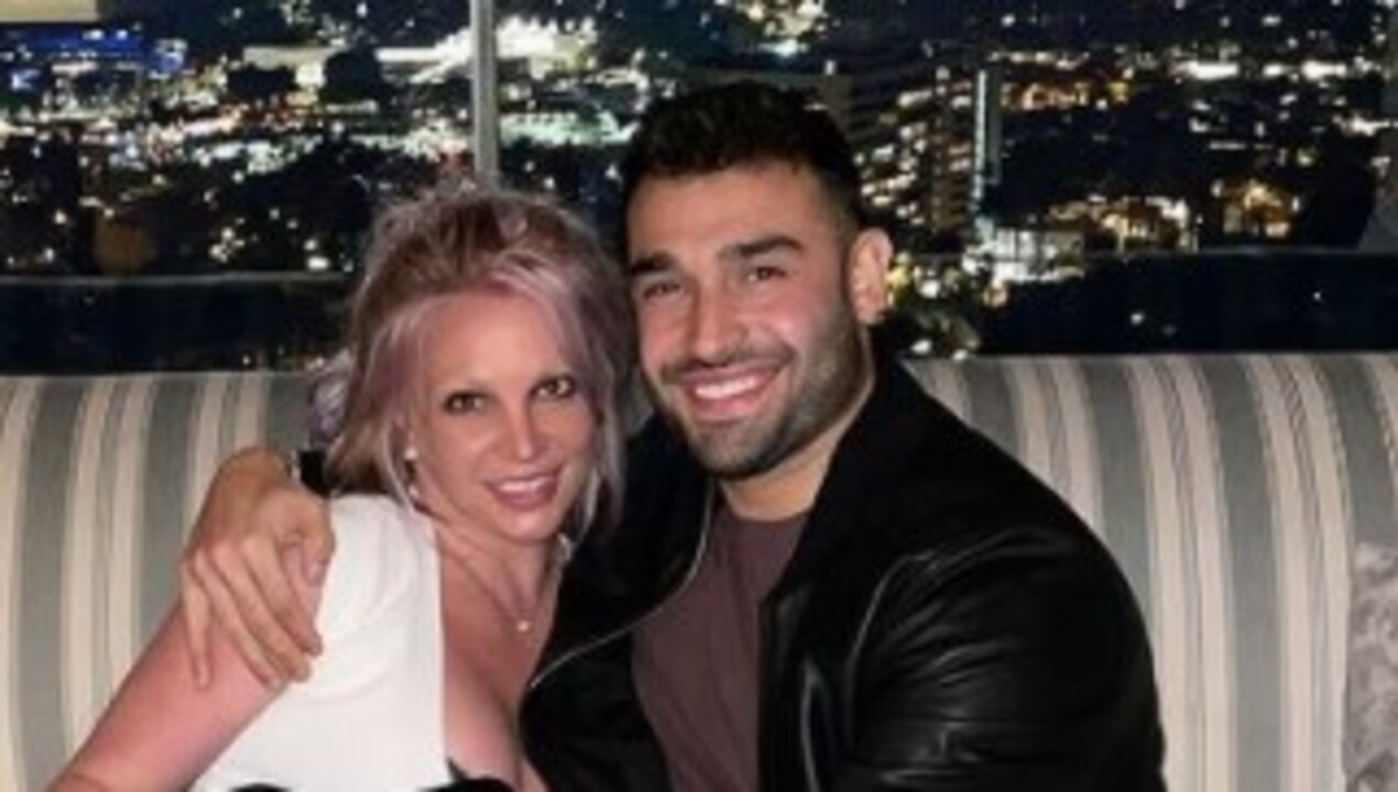 Britney Spears posta foto com o noivo, e revista americana diz que ele está tentando ajudá-la a enfrentar o drama familiar