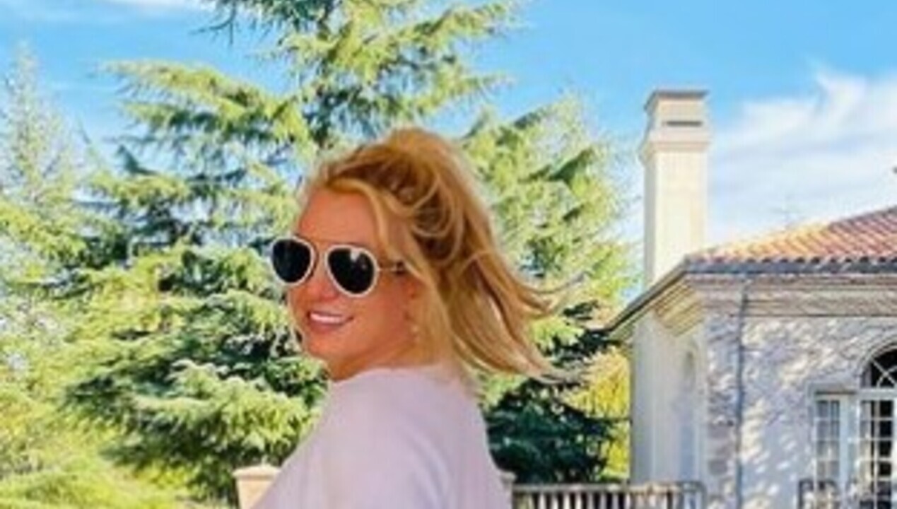 De biquíni, Britney Spears empina o bumbum e envia recado aos paparazzis: ”Posso andar pelada se quiser”