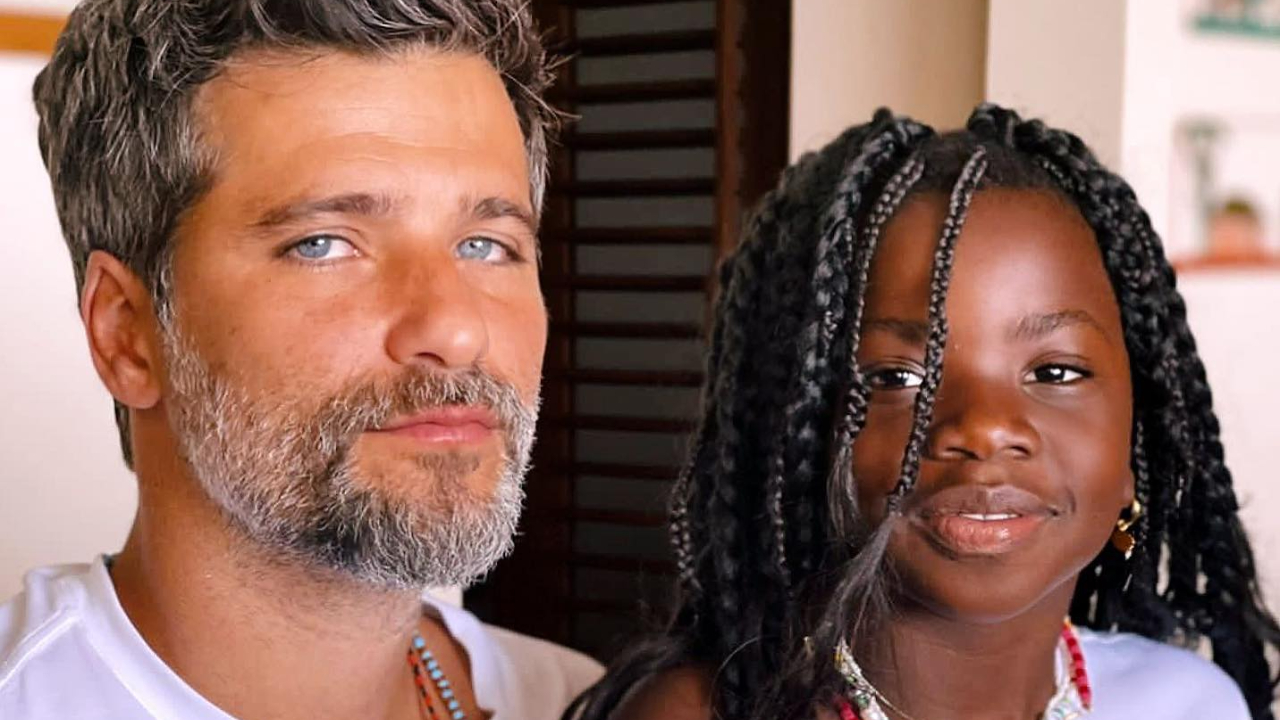 Bruno Gagliasso se derrete ao flagrar look do dia da filha, Titi: ”Estilosa”