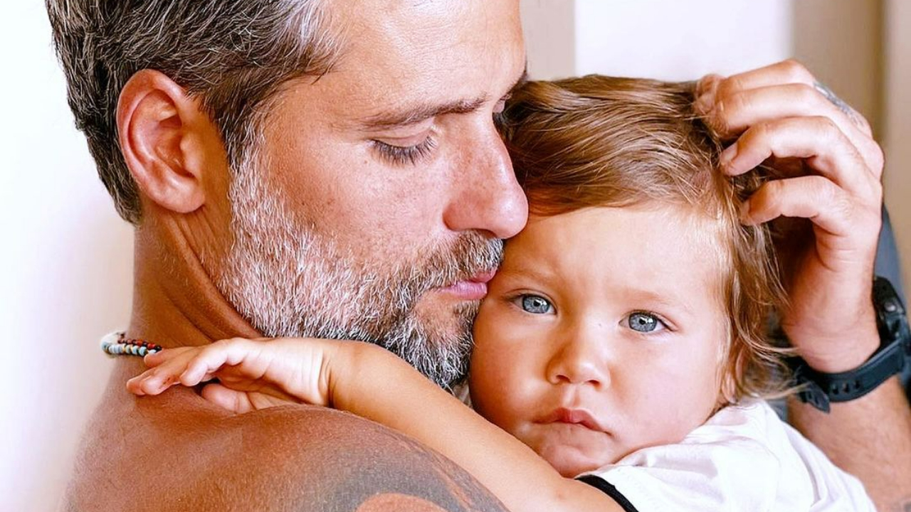 Bruno Gagliasso surge se divertindo com o filho, Zyan, em horta: ”A primeira colheita a gente nunca esquece”