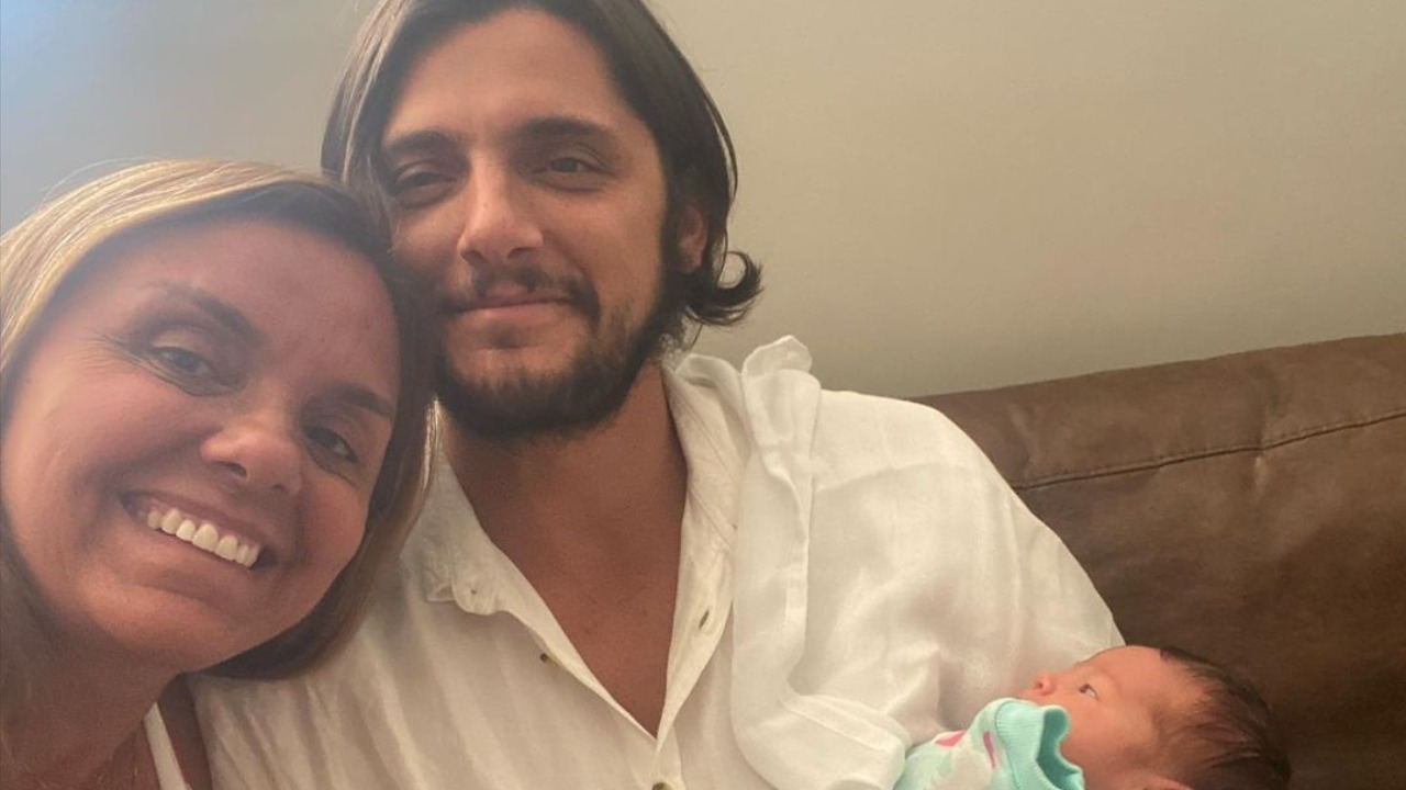 Mãe de Bruno Gissoni posta primeiras fotos com a netinha recém-nascida: ”Muita emoção!”