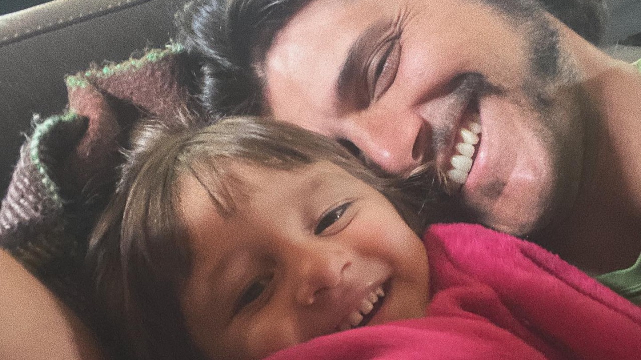 Bruno Gissoni surge com Madalena respondendo mensagens após nascimento de Amélia e brinca: ”Acabei de contratar”