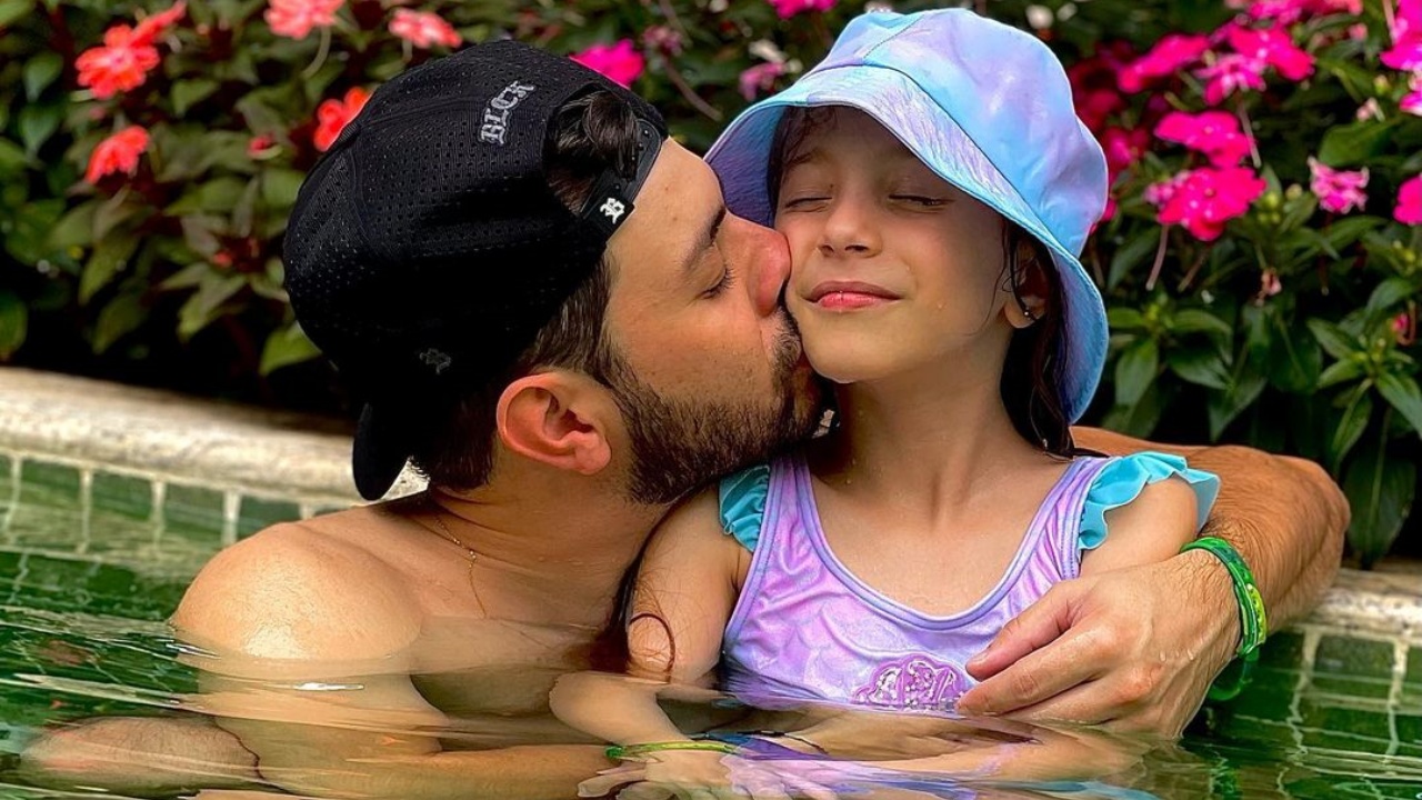 Ex-BBB Caio Afiune comemora aniversário da filha, Alice: ”Papai te ama”
