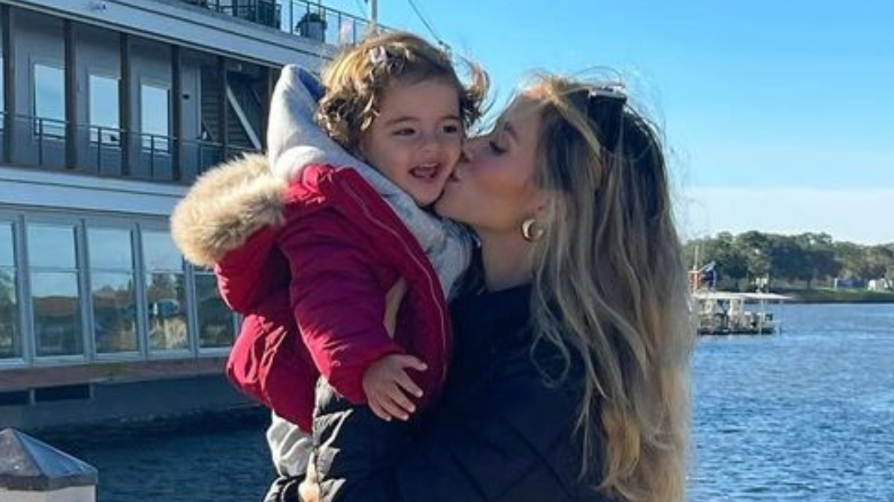 Carol Dias publica clique fofíssimo com a filha, Esther, e arranca elogios: “Que lindas”
