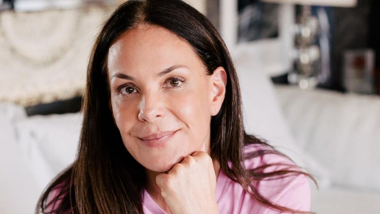 De top, Carolina Ferraz surpreende ao mostrar barriga real em vídeo
