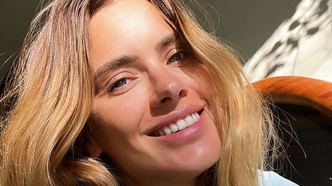 Carolina Dieckmann aposta em conjuntinho rosa e fãs elogiam estilo: ”Linda!”