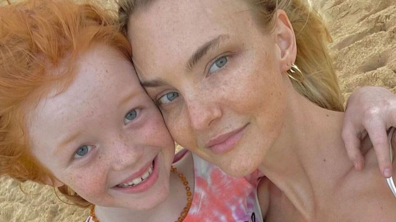 Caroline Trentini e o primogênito encantam ao posarem coladinhos para clique durante banho de mar
