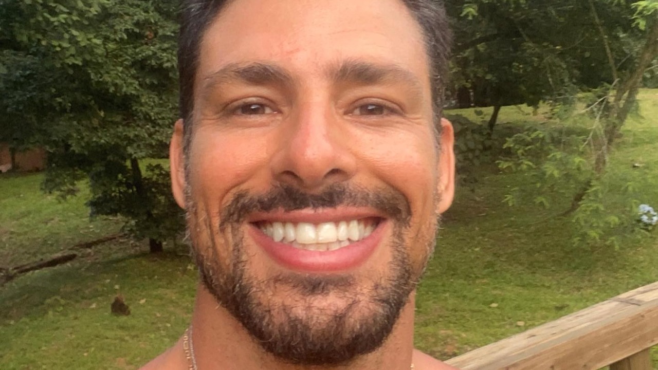 Com cabelos cacheados, Cauã Reymond chama atenção ao relembrar fotos na praia: ”A cara do Maumau”