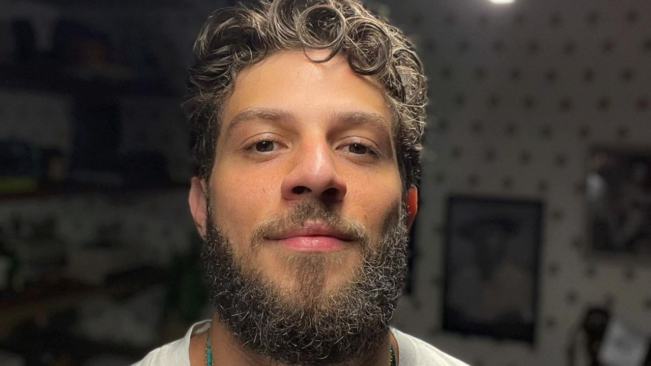 Chay Suede deixa fãs babando ao postar fotos sem camisa: ”Que homem maravilhoso”